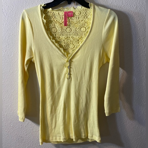 Sexy low cut, canary yellow snug fit top - Picture 1 of 5